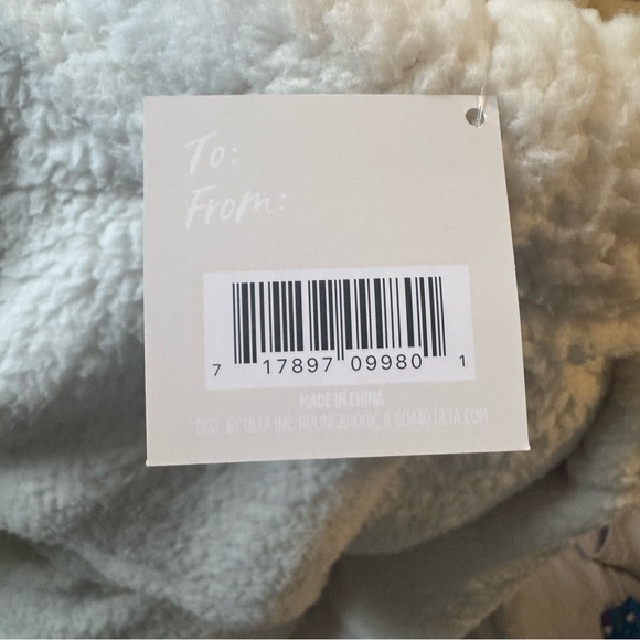 Ulta Beauty Cream Sherpa Wrap - Picture 4 of 7